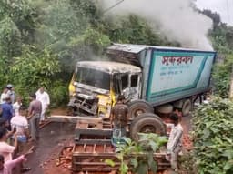 খাগড়াছড়িতে কাভার্ডভ্যানের ধাক্কায় ট্রাক্টর উল্টে আহত ৪, আগুনে পুড়ল যান