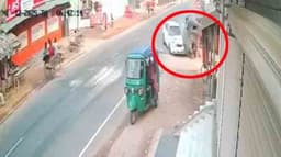 ঘোড়াঘাটে প্রাইভেটকারের ধাক্কায় সড়কের পাশে দাঁড়িয়ে থাকা অজ্ঞাত নারী নিহত