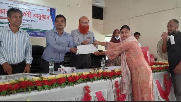 উলিপুরে ইউএনও-জেলা শিক্ষা কর্মকর্তার উপস্থিতিতে পুরস্কার বিতরণ