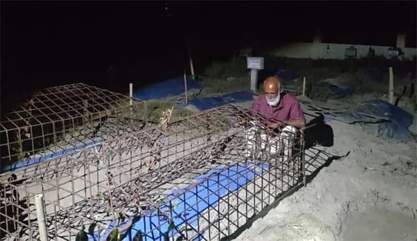 বজ্রপাতে নিহত ছেলের কবর পাহারায় রাত জাগছেন বৃদ্ধ বাবা