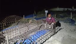 বজ্রপাতে নিহত ছেলের কবর পাহারায় রাত জাগছেন বৃদ্ধ বাবা