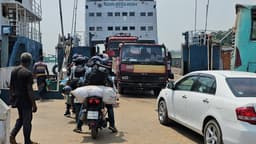 মানুষের ভিড়ে সরগরম দৌলতদিয়া ঘাট, ২৪ ঘন্টায় ৪৩০১ যানবাহন পার 