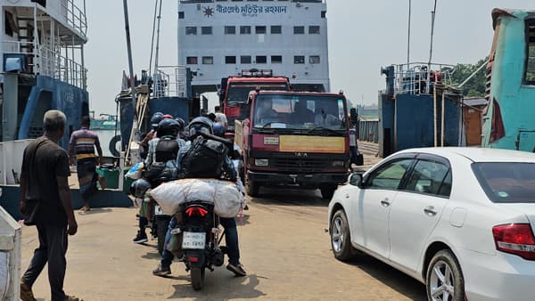 মানুষের ভিড়ে সরগরম দৌলতদিয়া ঘাট, ২৪ ঘন্টায় ৪৩০১ যানবাহন পার 