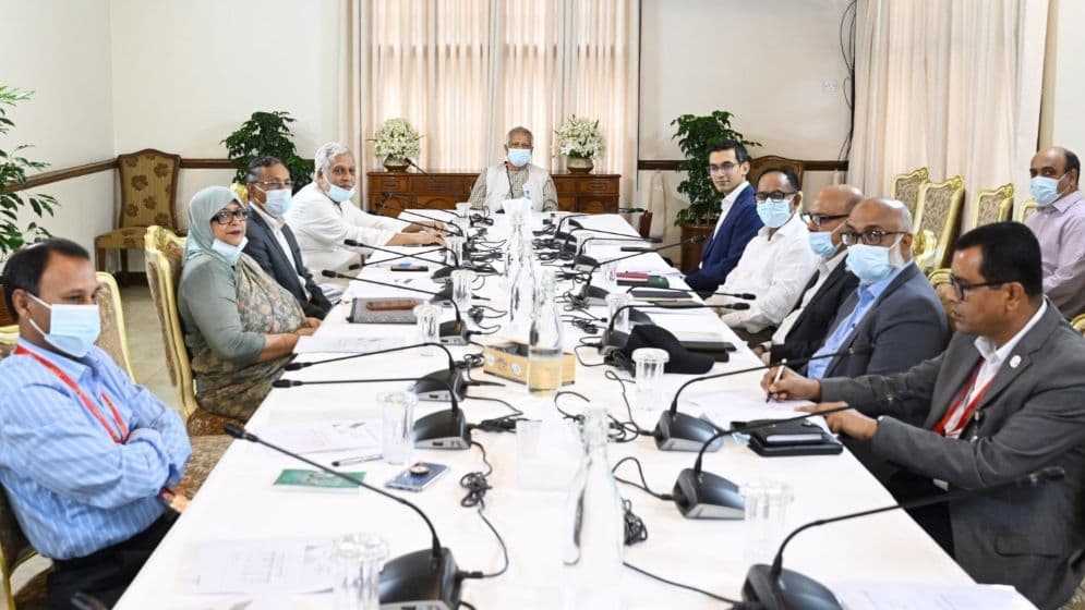 সরকারি ভবনের ছাদে সোলার বসাতে প্রধান উপদেষ্টার নির্দেশ