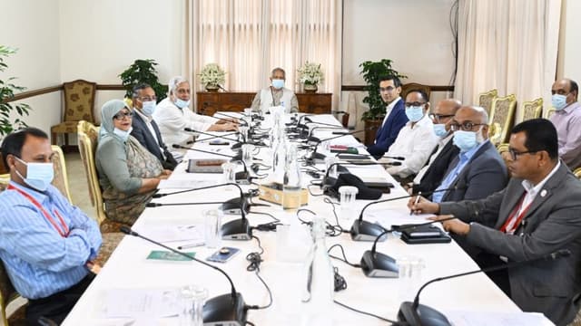 সরকারি ভবনের ছাদে সোলার বসাতে প্রধান উপদেষ্টার নির্দেশ