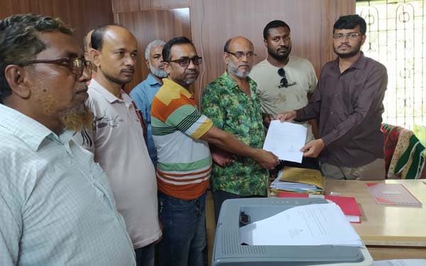 গোপালপুরে চাঁদাবাজিতে অতিষ্ঠ হয়ে ইউএনও'র দ্বারস্থ ব্যয়সায়ীরা