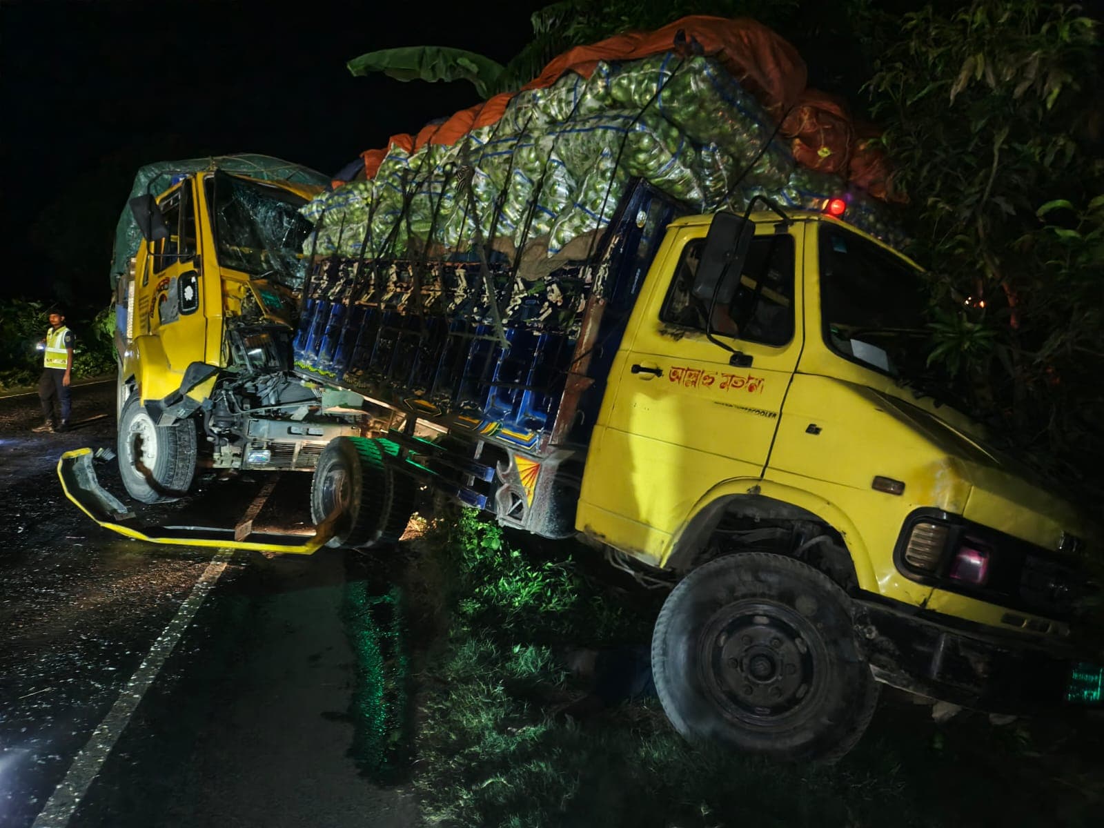রাজবাড়ীতে ট্রাক ধাক্কায় চালক-হেলপার নিহত