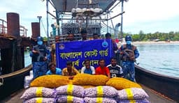 মিয়ানমারে পাচারকালে আলু-রসুনসহ ফিশিং বোট জব্দ, আটক ১০