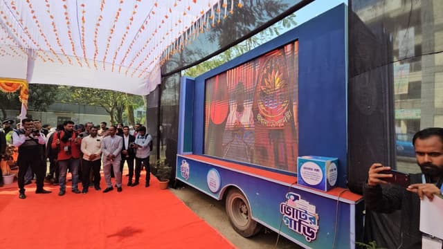 নির্বাচন ও গণভোটের বার্তা নিয়ে গোয়ালন্দে 'ভোটের গাড়ি'