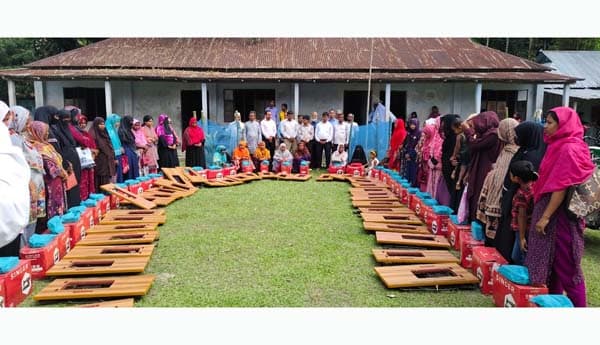 ভূরুঙ্গামারীর চরাঞ্চলের নারীদের মাঝে সেলাই মেশিন বিতরণ