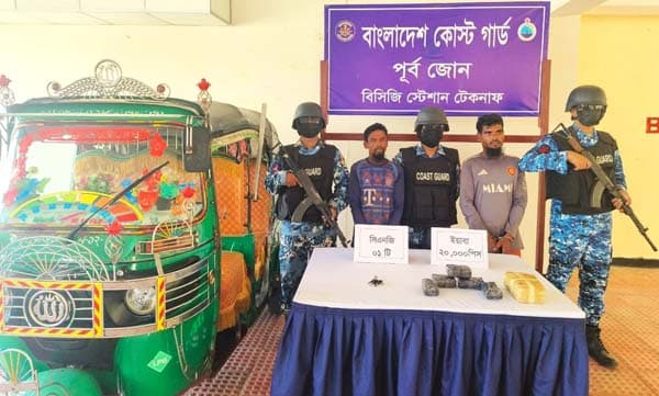 টেকনাফে সিএনজির সিটের নিচে লুকানো ইয়াবা উদ্ধার, আটক ২