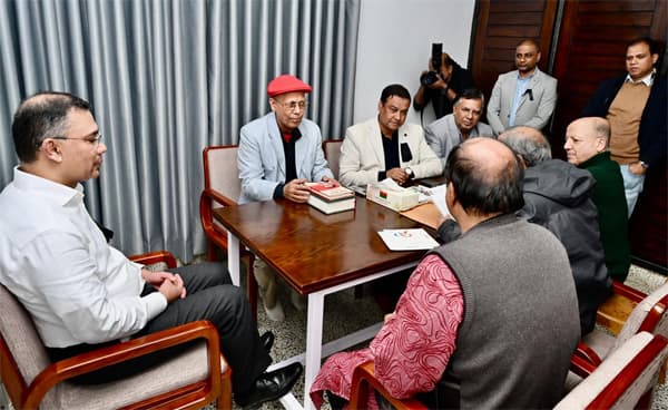 তারেক রহমানের সঙ্গে সৌজন্য সাক্ষাৎ করলেন জাতীয় প্রেসক্লাব নেতৃবৃন্দ