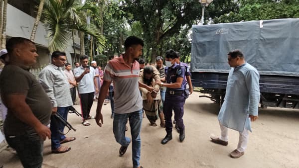 গোয়ালন্দে মাদ্রাসায় খাবার না পেয়ে হামলা, বাবুর্চির পর সহকারীরও মৃত্যু