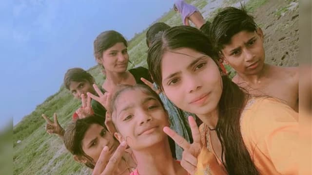 যমুনা নদীতে ছয় কিশোরীর মৃত্যু, মোবাইলে রিলস বানানোর সময় !