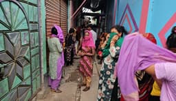 অতিরিক্ত মদ্যপানে দৌলতদিয়া যৌনপল্লীতে ব্যবসায়ীর মৃত্যু