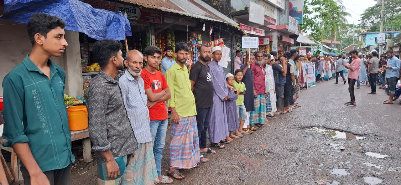 ফেনীতে যুবক হত্যার প্রতিবাদে বিক্ষোভ ও মানববন্ধন