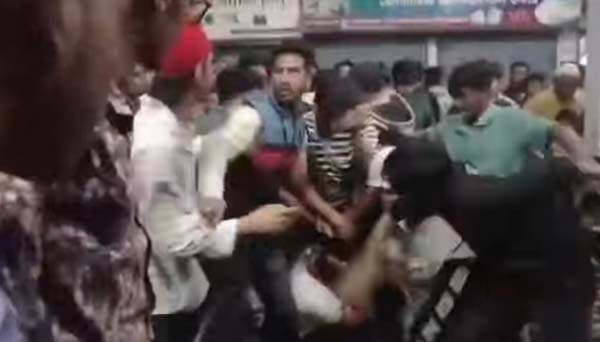 সন্তানকে ঘুরাতে গিয়ে অপহরণ সন্দেহে গণপিটুনির শিকার