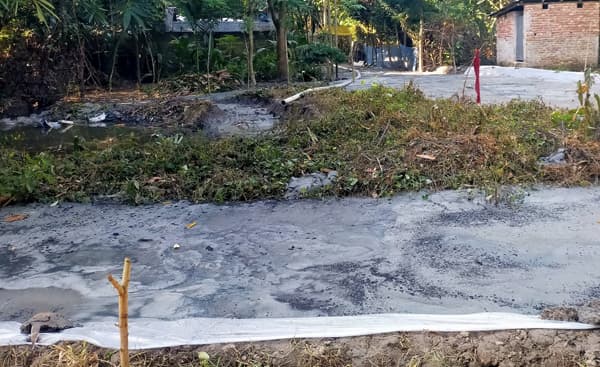 আশাশুনিতে জনবসতি এলাকায় অবৈধ বালু উত্তোলনে সড়ক ধসের আশঙ্কা