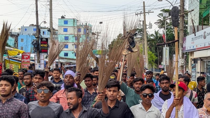 কুয়াকাটায় ইউএনওর বিরুদ্ধে ক্ষোভে ফেটে পড়লো ক্ষুদ্র ব্যবসায়ীরা
