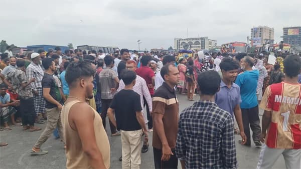 পুনর্বাসনের দাবিতে টঙ্গীতে মহাসড়ক অবরোধ বস্তিবাসীদের