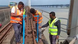 যমুনা সেতুর রেলপথ সরিয়ে প্রশস্ত করা হচ্ছে সড়কপথ