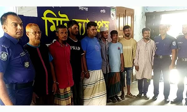 হিলিতে পুলিশের বিশেষ অভিযানে ওয়ারেন্টভূক্ত ৮ আসামি গ্রেফতার