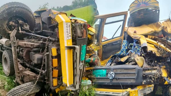 ঘোড়াঘাটে দুই ট্রাকের মুখোমুখি সংঘর্ষে ট্রাকের চালক নিহত