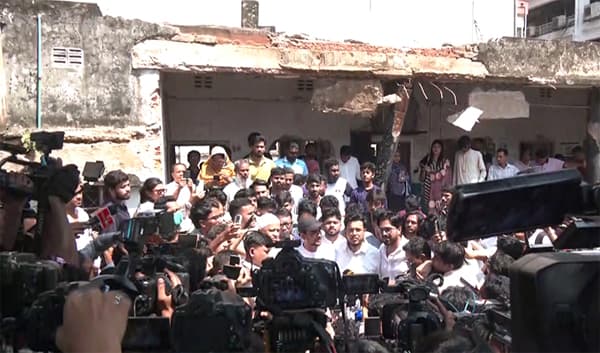 দখলদারদের সাইনবোর্ড ভেঙে ক্লিনিক পরিদর্শনে এনসিপি নেতারা