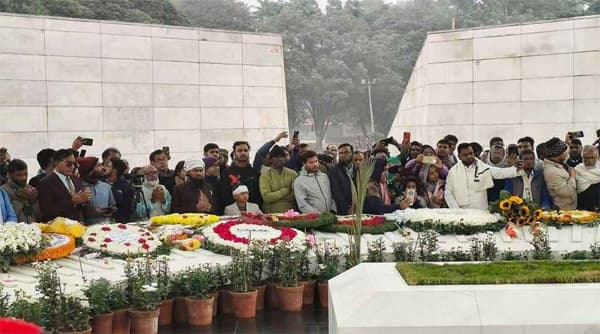 খালেদা জিয়ার কবর জিয়ারতে নেতাকর্মী ও সাধারণ মানুষের ঢল