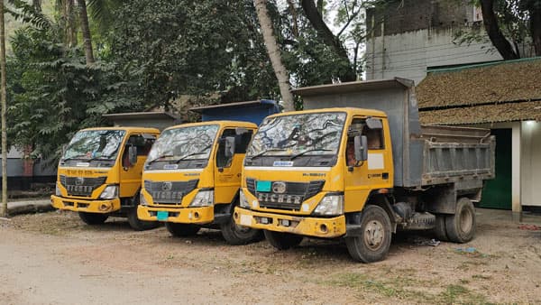 গোয়ালন্দে ফসলি জমি থেকে মাটি কেটে বিক্রি, তিনটি ট্রাক জব্দ 