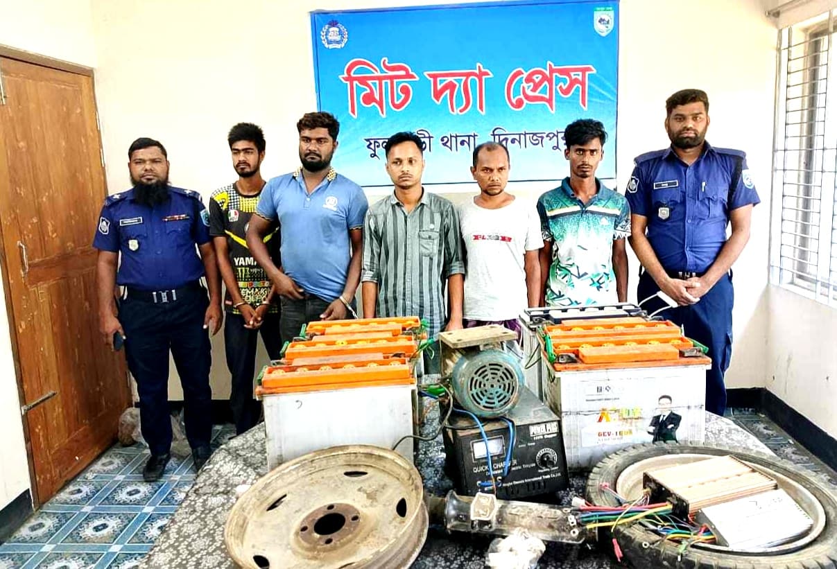 ফুলবাড়ীতে অটো রিকশা চোর চক্রের পাঁচ সদস্য গ্রেপ্তার, উদ্ধার মালামাল