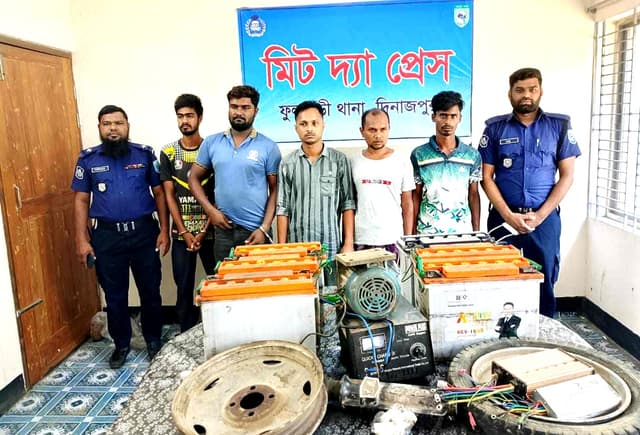 ফুলবাড়ীতে অটো রিকশা চোর চক্রের পাঁচ সদস্য গ্রেপ্তার, উদ্ধার মালামাল