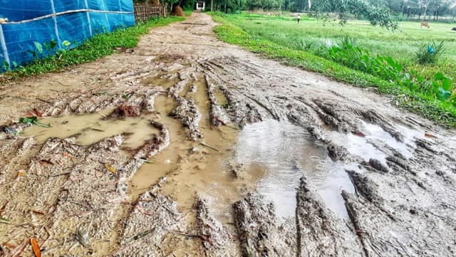 মৌলভীবাজারে সড়কের বেহাল দশা, শত বছরের অপেক্ষায়ও মেলেনি উন্নয়ন