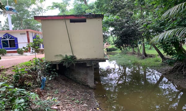 ভবন নির্মাণে খালের নাব‍্যতা হারাতে বসেছে শত বছরের পুরনো খাল