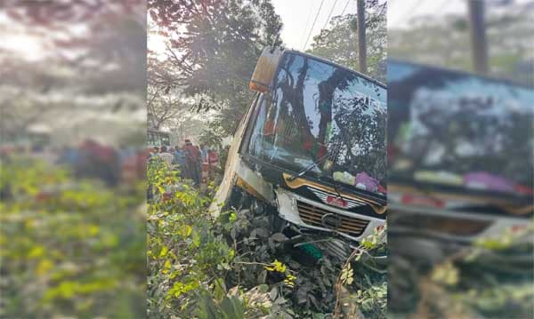 ঢাকা-বরিশাল মহাসড়কে প্রাণ গেল গ্রামীণ ব্যাংক কর্মকর্তার