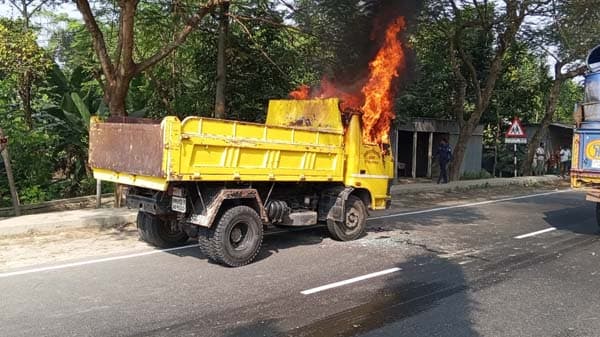 গোয়ালন্দে মোটরসাইকেল চাপা দেয়া ড্রামট্রাকে বিক্ষুব্ধ জনতার অগ্নিসংযোগ