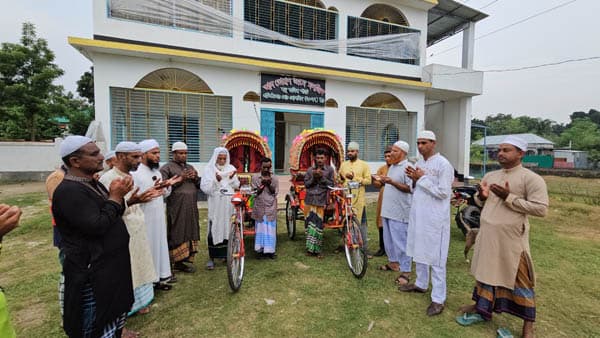 গোয়ালন্দে অসহায় দু'জনের মাঝে হোসাইন ইয়ুথ ফাউন্ডেশনের রিক্সা উপহার 