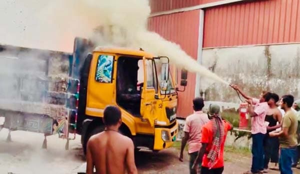 হিলি স্থলবন্দরের পানামা পোর্টের ভিতরে পণ্যবাহী ট্রাকে আগুন