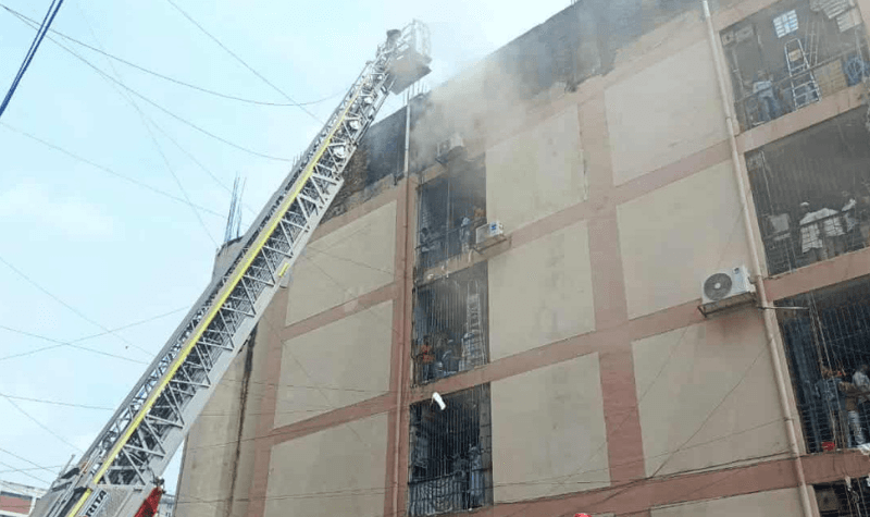 গুলিস্তানে সুন্দরবন স্কয়ার মার্কেটে আগুন, কাজ করছে ১১ ইউনিট