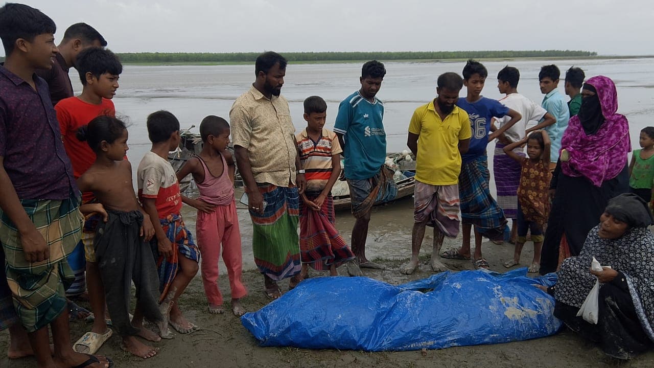মেঘনায় বাল্কহেডের ধাক্কায় ট্রলার ডুবে নিহত ১, নিখোঁজ ১