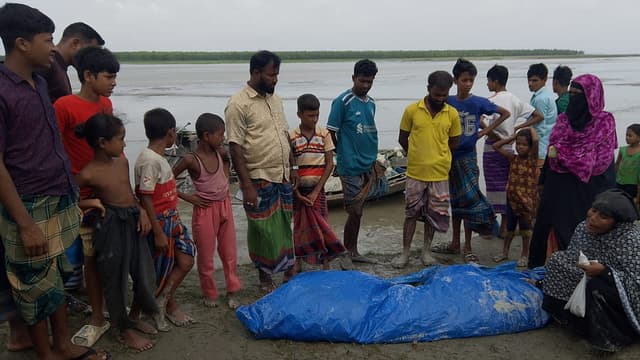 মেঘনায় বাল্কহেডের ধাক্কায় ট্রলার ডুবে নিহত ১, নিখোঁজ ১