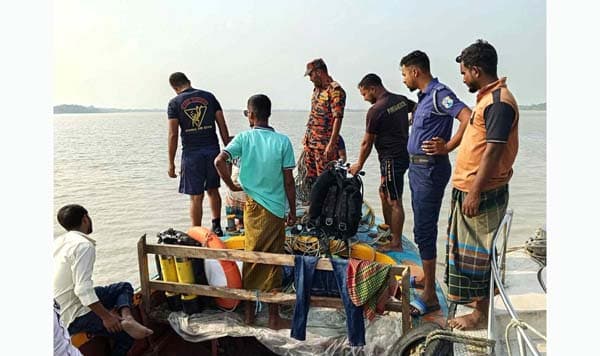 ইলিশ কিনতে গিয়ে নৌ পুলিশের ধাওয়ায় নদীতে ঝাঁপ যুবকের, নিখোঁজ ৪২ ঘণ্টা