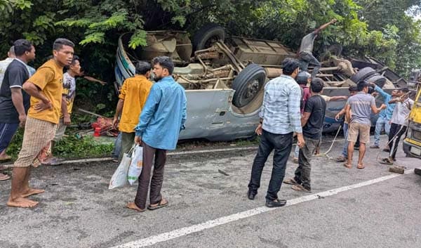 খাগড়াছড়িতে যাত্রীবাহী বাস উল্টে দুইজন নিহত