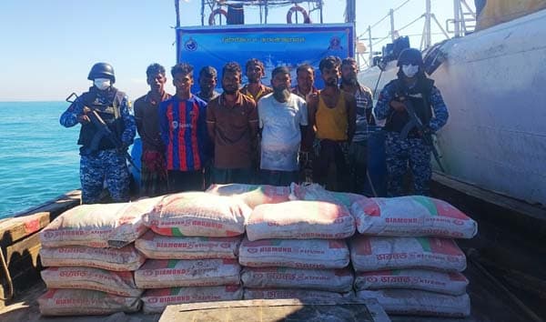সেন্টমার্টিন সংলগ্ন সমুদ্রে সিমেন্ট পাচারের সময় ৯ চোরাকারবারী আটক