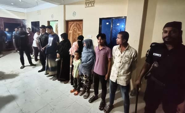 টেকনাফে যানবাহন ও ভাড়া বাসায় তল্লাশি: ২০৮ রোহিঙ্গা আটক