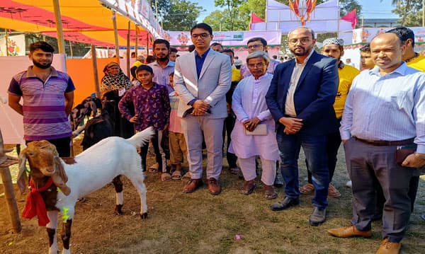 দেবীদ্বারে বিদেশি জাতের পশুপাখি নজর কেড়েছে দর্শনার্থীদের