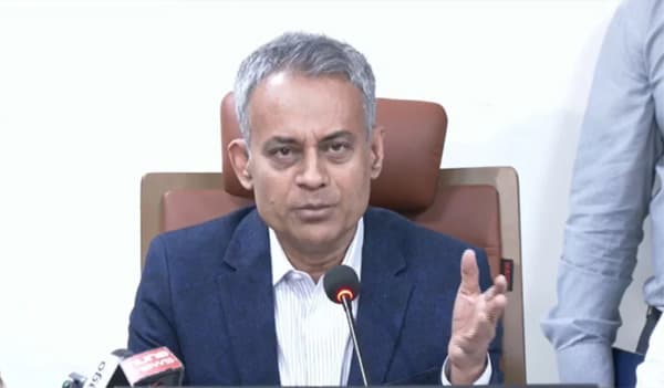 হরমুজে আটকে থাকা জাহাজ নিয়ে কূটনৈতিক তৎপরতা চলছে: নৌপরিবহনমন্ত্রী 