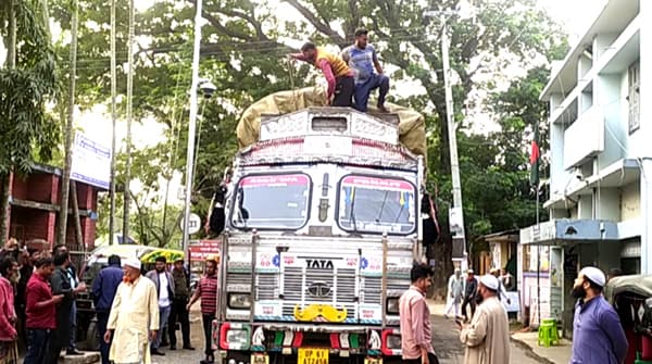 হিলি স্থলবন্দর দিয়ে পেঁয়াজ আমদানি শুরু, বাজারে স্বস্তি