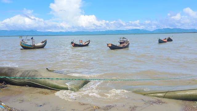 নাফ নদী থেকে আবারও ১১ জেলে ধরে নিয়ে গেলো আরাকান আর্মি