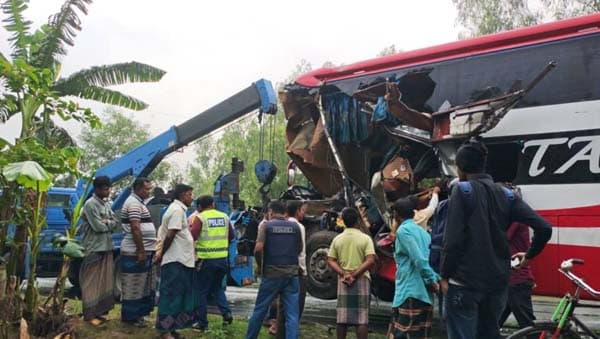 বিরামপুরে দাঁড়িয়ে থাকা ট্রাকে বাসের ধাক্কা, নিহত ২ আহত ৬